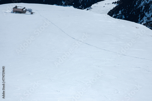 Capanna alpina e traccia di sci alpinismo nel Canton Grigioni, Svizzera