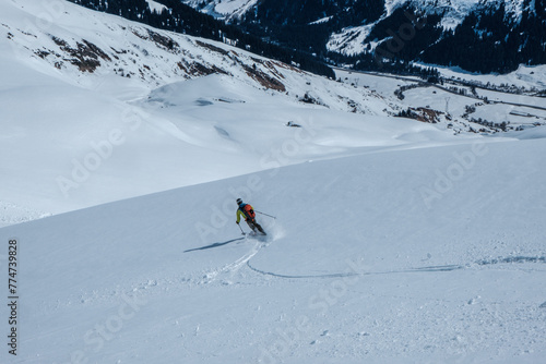 Sci alpinista in discesa su neve fresca. Canton Grigioni, Svizzera