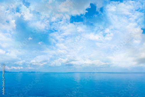 Fototapeta Naklejka Na Ścianę i Meble -  Beautiful sea and ocean with cloud on blue sky