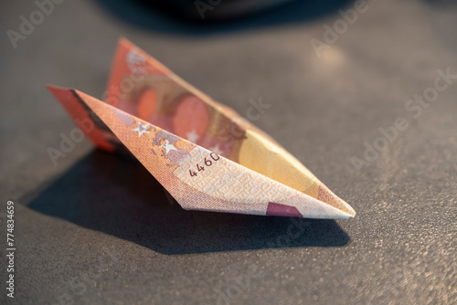 billet de banque de 10 euros en papier plié en forme d'avion