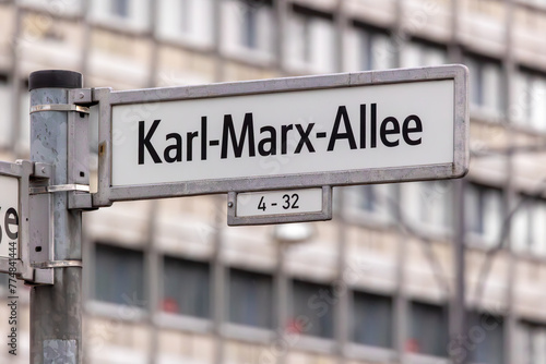 Straßenschild Karl-Marx-Allee / Karl Marx Allee Berlin