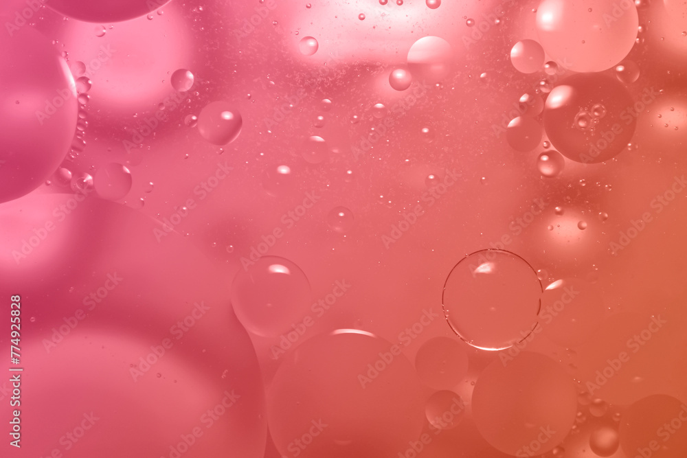 Pink-red oil floats on the surface of the water. Pink-red oil floats on the surface of the water.