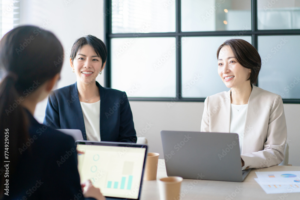 オフィスで働く女性 オフィスで働く女性
