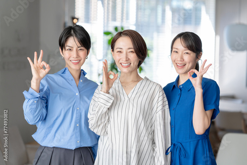 笑顔の女性3人 photo