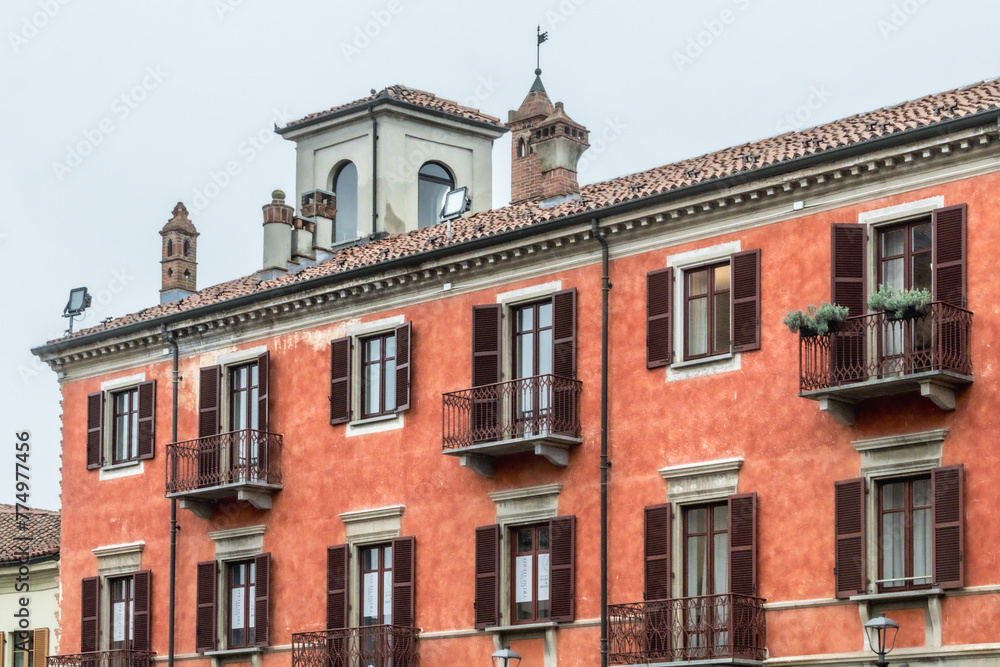 Φωτογραφία the town of Alba, in the Italian province of Cuneo