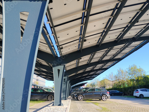 Pensiline fotovoltaiche installate sopra un area destinata al parcheggio delle auto photo