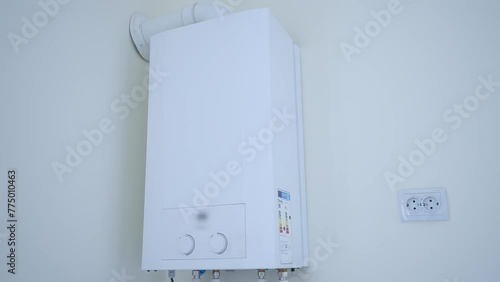 Water heater with stabilizer, white