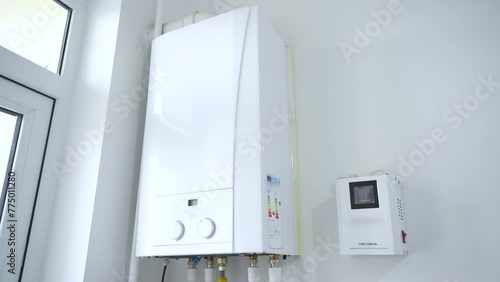 Water heater with stabilizer, white