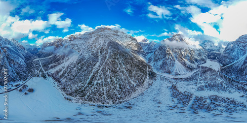 Fotografía italian alps dolomites and surrounding characteristic mountains clouds fog castl