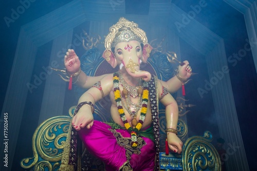 Foto Beautiful idol of Lord Ganesha being worshipped at a mandal in Mumbai for Ganesh