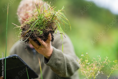Foto holding soil in hand