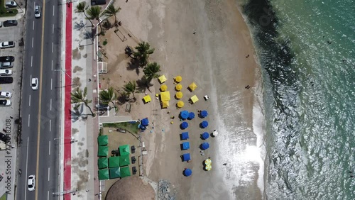 Guarda sol amarelo e azul visão aérea na praia de pajuçara em macéio, alagoas photo