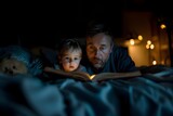 Un padre leyendo un libro a su hijo pequeño hijo en la noche en su habitacion a obscuras, iluminada por pequeñas luces. Paternidad y familia