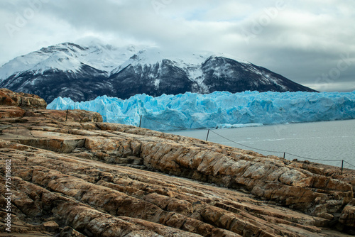Silenciosa majestuosidad: El Glaciar Perito Moreno en el abrazo del invierno