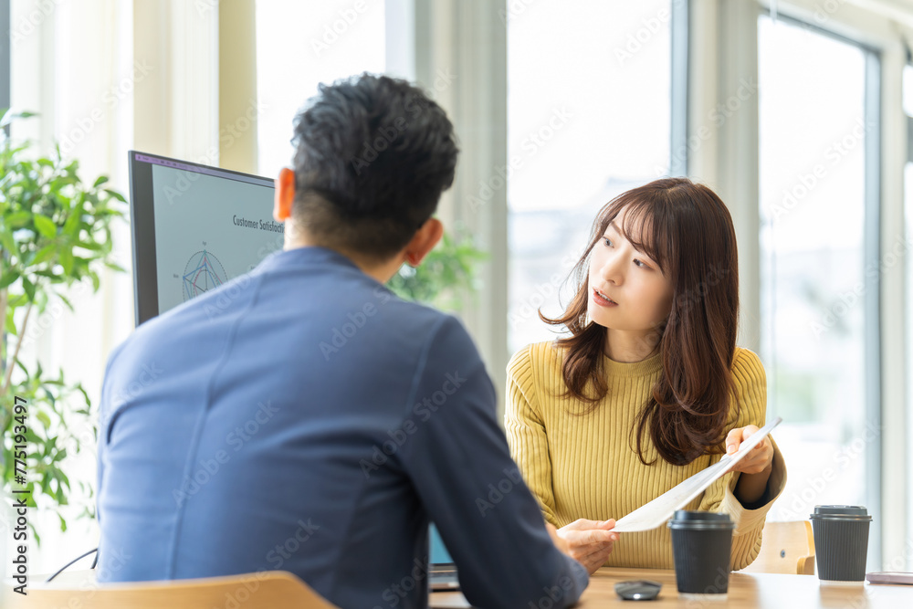 打ち合わせをする男女のビジネスマン 打ち合わせをする男女のビジネスマン