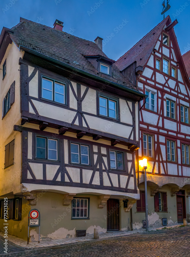 Fototapeta premium Alte Fachwerkhäuser im Fischerviertel am Abend, Ulm, Baden-Württemberg, Deutschland