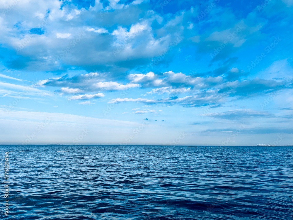 Obraz premium Blue sea horizon, blue seascape, natural blue sea background