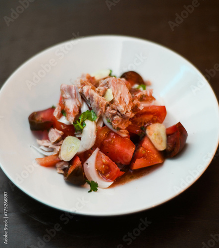 Ensalada de tomate y atun, con cebolla. Plato gourmet con tomates de calidad.