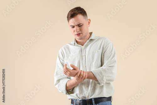 Young man suffering from wr...