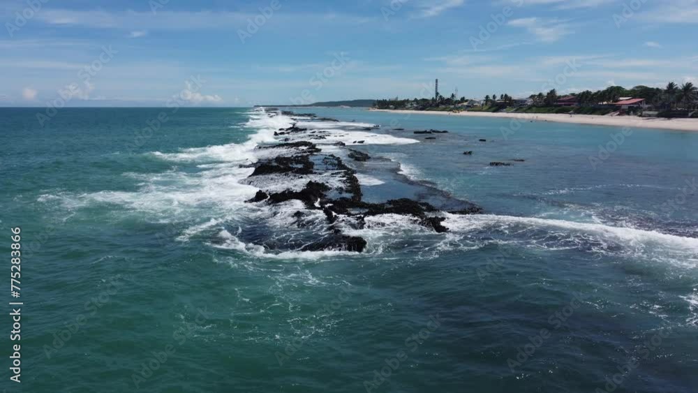 Visão aérea de ondas batendo em corais naturais na praia de Barra de São Miguel em Alagoas, Brasil Visão aérea de ondas batendo em corais naturais na praia de Barra de São Miguel em Alagoas, Brasil