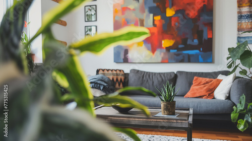 Sala de estar cheia de plantas com um quadro de arte abstrato na parede  photo