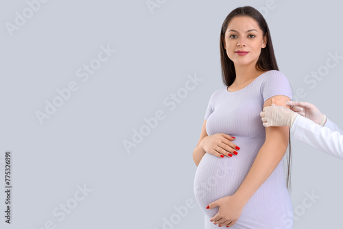Young pregnant woman receiv...
