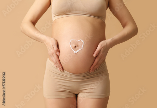 Pregnant woman applying moi...