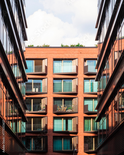 Apartment in der Hafencity in Hamburg, das die letzten Sonnenstrahlen des Sonnenuntergang abbekommt