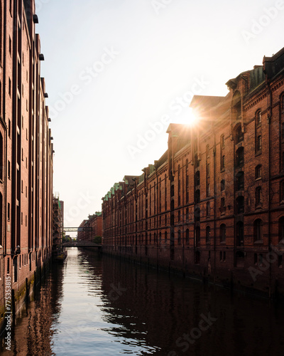 Kanal in der Speicherstadt in Hamburg bei Sonnenuntergang