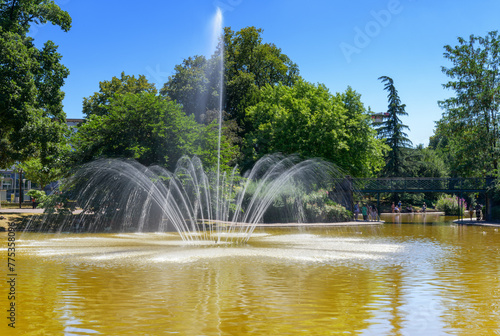 Fontaine gigantesque dans un parc de Clermont-Ferrand en Auvergne l'été