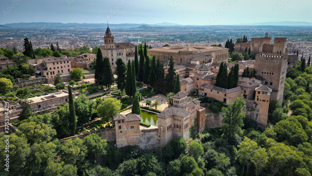 Obraz premium The Alhambra, medieval complex of palaces and fortresses of the Moorish rulers of Granada.