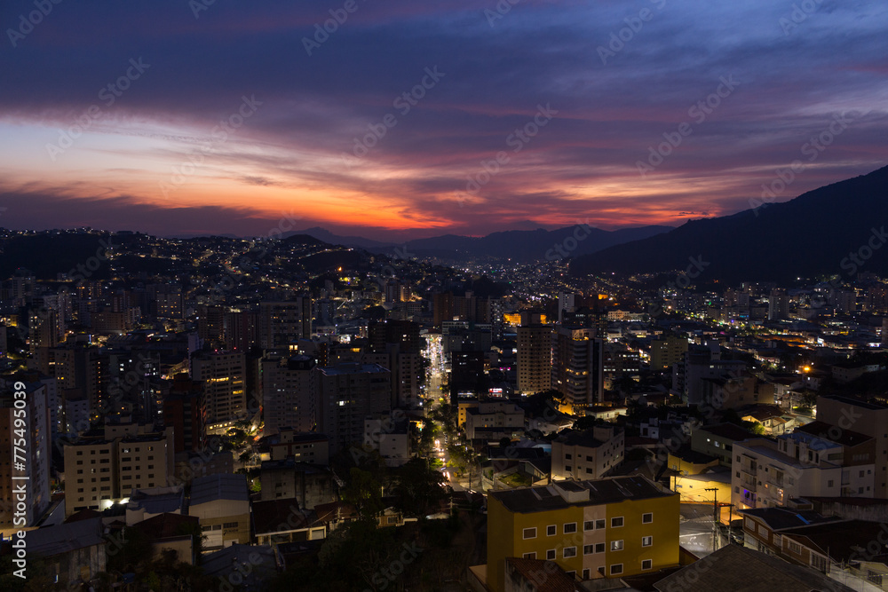 Vista panorâmica ao anoitecer - POÇOS DE CALDAS, MG, BRAZIL - JULY 18, 2023: Panoramic view of the city from the Santa Rita viewpoint at Golden Hour, with its dramatic colors. Vista panorâmica ao anoitecer - POÇOS DE CALDAS, MG, BRAZIL - JULY 18, 2023: Panoramic view of the city from the Santa Rita viewpoint at Golden Hour, with its dramatic colors.