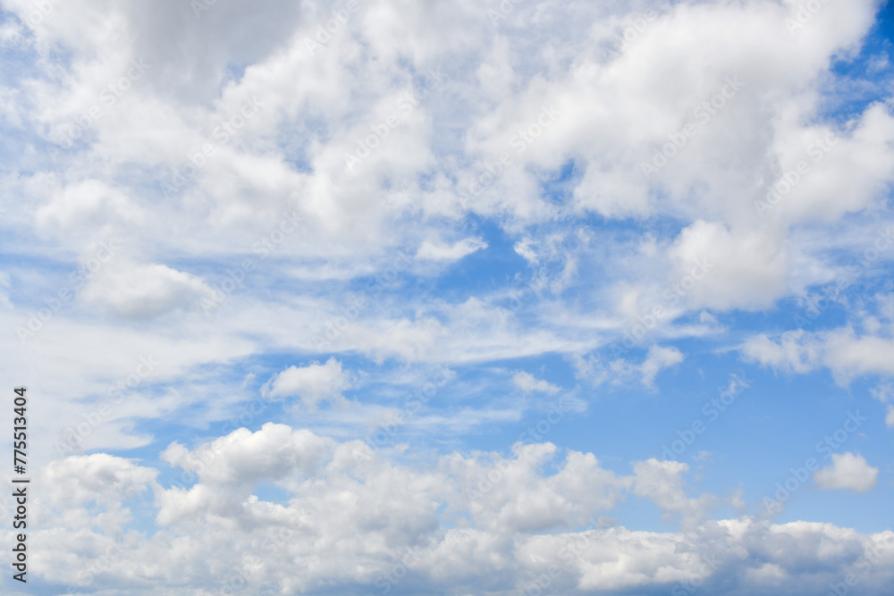 青空と白い雲　コピースペース