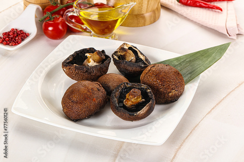 Baked brown champignons with spices