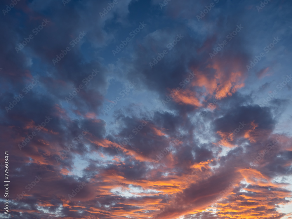 The sunset dyed clouds red. The sunset dyed clouds red.