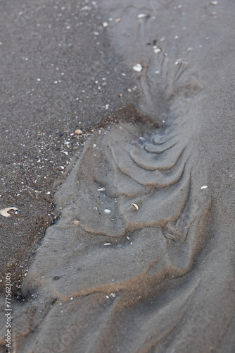 Wasserspuren im Sand an der Ostsee