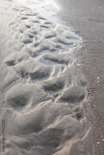 Wasserspuren im Sand an der Ostsee