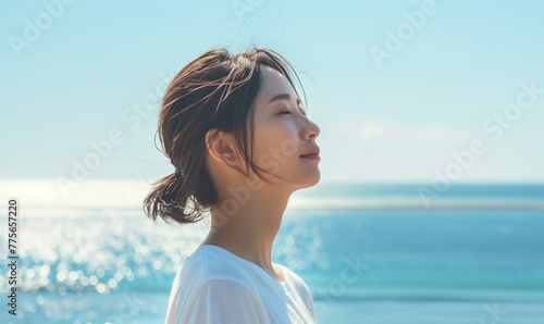 海辺に立つ女性