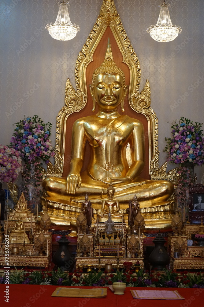 Fototapeta premium golden buddha statue