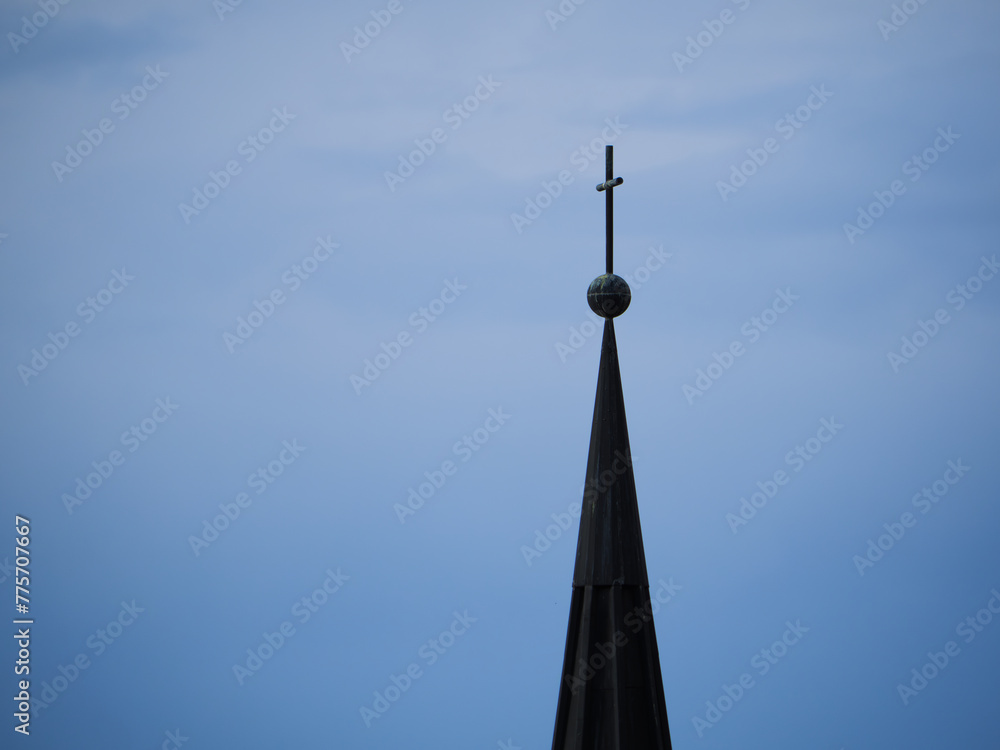 Croix sur la flèche d'un clocher Croix sur la flèche d'un clocher