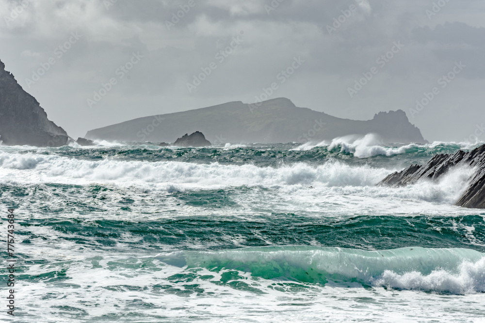 Strand mit hohen Wellen in Irland - Kerry Waymont