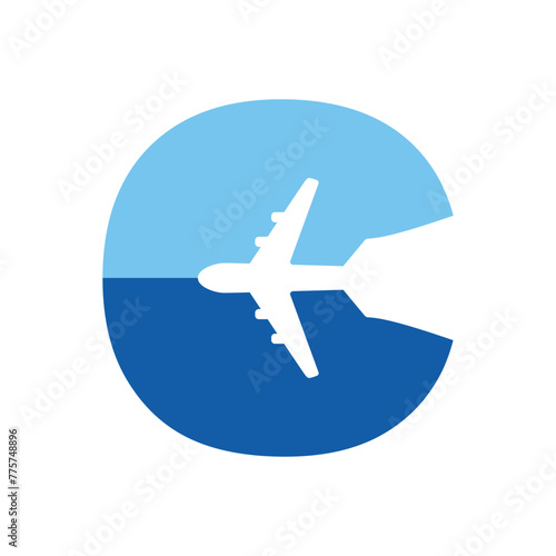 Logo travel. Letra inicial C con silueta de avión en espacio negativo para agencia de viajes