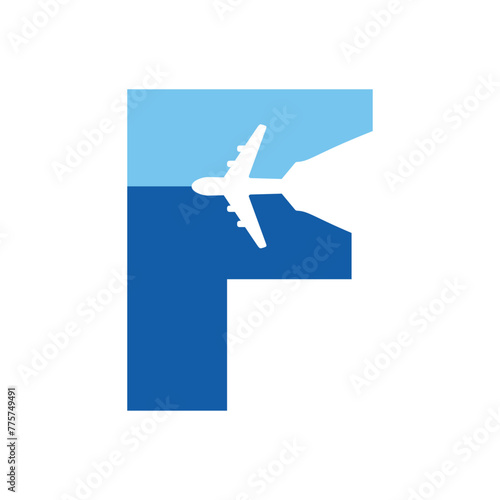 Logo travel. Letra inicial F con silueta de avión en espacio negativo para agencia de viajes
