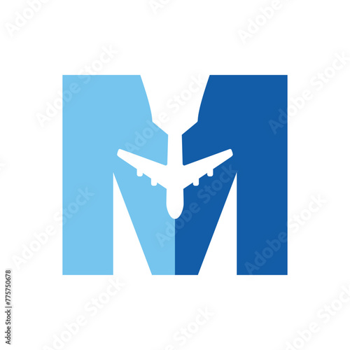 Logo travel. Letra inicial M con silueta de avión en espacio negativo para agencia de viajes