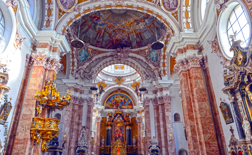 Obraz premium Innenansicht des Innsbrucker Doms (Tirol, Österreich)