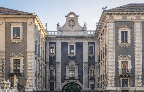 Tableau sur toile Porta Uzeda gate next to Palace of Seminary of Clerics, view from Cathedral Squa