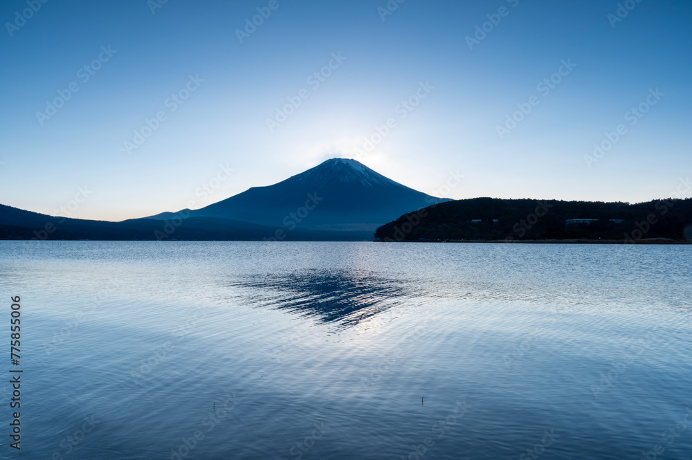 夕暮れの山中湖に映る逆さ紅のシルエット