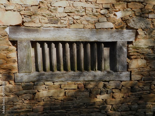 Fenêtre avec barreaux en bois. (Corrèze)