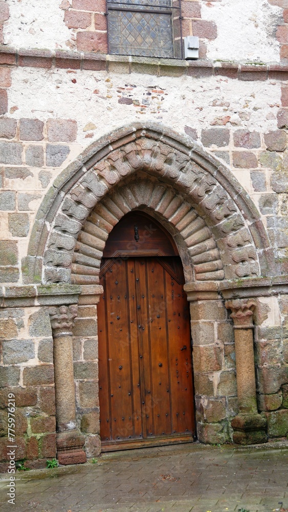 Porte de la basilique d'Evron dans la Mayenne France Europe