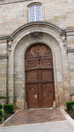 Porte de la basilique d Evron dans la Mayenne France Europe